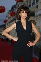 组图：章子怡获苏菲玛索颁奖 亲密合影似姐妹花