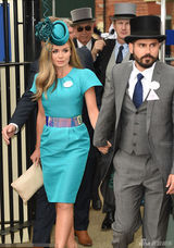 组图：凯瑟琳-詹金斯牵手未婚夫优雅亮相