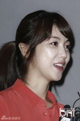 组图：韩星金雅中出席婚礼 裤装显长腿