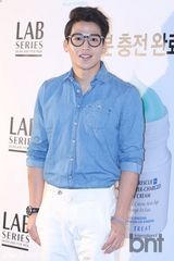 组图：Rainbow佑丽着白衬衫亮相优雅时尚