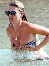 组图：自信满满！40岁凯特-摩丝比基尼秀身材