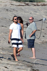 组图：莱昂纳多与女友悠哉划船 依然胡子邋遢