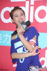 组图：蔡依林自我感觉好 和锦荣甜蜜无需拜神