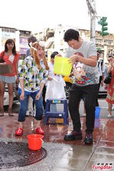 组图：小燕姐挑战冰桶 否认与F姓药头熟识