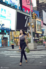 组图：娄艺潇纽约街拍大片 都市女郎飒爽有型