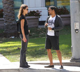 组图：杰西卡-阿尔芭背双肩包似少女 紧身裤秀完美翘臀