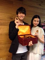 组图：古川雄辉北京拍戏 女主张辛苑贴心送麻将