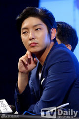 组图：《朝鲜神枪手》发布会 李准基变可爱侠客