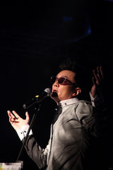 组图：李泉带病开新专首唱会 常石磊同台表演