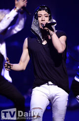 组图：韩团f(x)热舞献唱 雪莉不慎露底