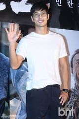 组图：韩星河智苑出席试映会 短裙露粗腿