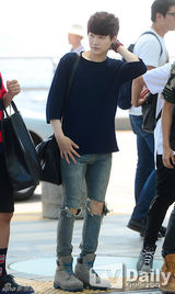 组图：韩团防弹少年团赴美 休闲装仍帅气