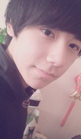 组图：清华校草李润东走红 女妆照生活照颜值爆表