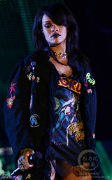 组图：蕾哈娜联手阿姆(艾米纳姆)开唱 火焰裤惹眼秀翘臀