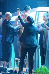 组图：Gaga演唱会现场豪放换装 爆乳网袜夺人眼