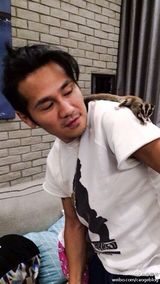 组图：姐姐和Joe喂食松鼠 萌系暖娃融化网友