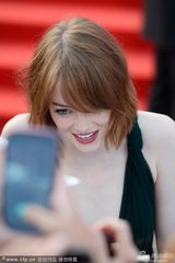 组图：蜘蛛侠女友赴威尼斯红毯 大深V秀雪乳