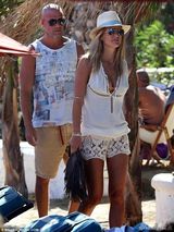 组图：芭儿-莱法利比基尼出海 与光头男友激吻