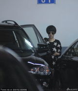 组图：马伊琍带爱马逛童装 贴心跪地为女儿试鞋