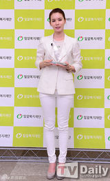组图：韩星朴诗恩任慈善大使白衣显利落