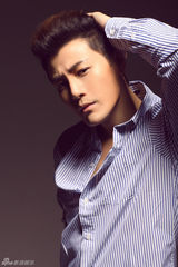 组图：许绍洋登封面 踏踏实实走好每一步