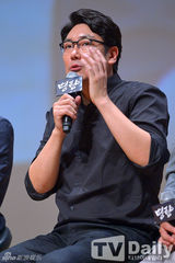 组图：李贞贤着水墨画连衣裙出席优雅含蓄