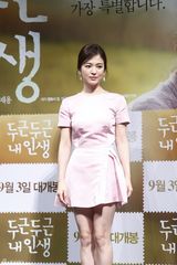 组图：宋慧乔粉嫩宣传新片 短裙落座险走光