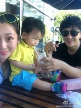 组图：陈浩民一家四口出游 女儿美艳儿子呆萌