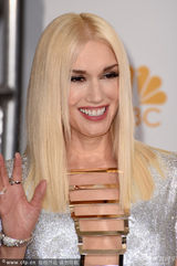 组图：格温-史蒂芬妮与魔力红主唱亚当莱文颁奖