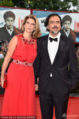 组图：威尼斯红毯《鸟人》伊纳里图牵手娇妻