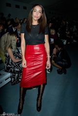 组图：女歌手透明内衣上街遭批评 巨胸呼之欲出