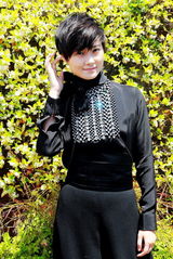 组图：李宇春戛纳拍写真 黑衣酷帅钻饰高贵