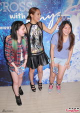 组图：吴雨霏半透视丝裙推广新专 避谈余文乐