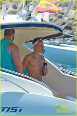 组图：比伯沙滩裤下滑露屁股 裸上身秀身材