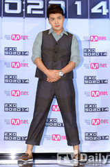 组图：韩团EXO出席记者会 帅气正装魅力足