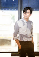 组图：崔丹尼尔戴眼镜儒雅绅士展笑颜