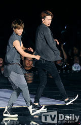 组图：SM演唱会嗨翻 神起SJ穿红裙扮女装