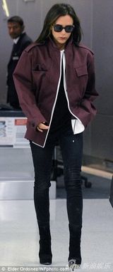 组图：贝嫂维多利亚-贝克汉姆妩媚范VS酷帅风 身材姣好天生衣架子