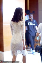 组图：刘诗诗独自现身酒店 镂空透视裙甩发回眸