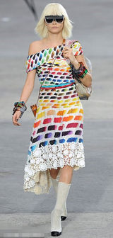 组图：出柜超模迪瓦伊写真 白沙短裙秀修长美腿