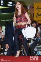 组图：韩星河智苑出席试映会 短裙露粗腿