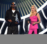 组图：说唱歌手SnoopDogg墨镜look酷帅亮相红毯