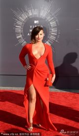 组图：黛米-拉瓦托火热亮相 红裙露奶抢镜