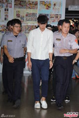 组图：柯震东北检报到全程低头 遭围堵寸步难行