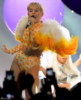 组图：麦莉-赛勒斯巡演换新衣 赘肉外溢煞风景