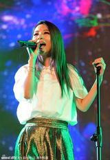 组图：田馥甄亮相歌迷会 单身主义把握当下就好