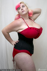 组图：澳大利亚姑娘迷恋隆胸瘦腰 修成超级波霸