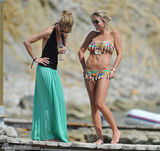 组图：杰拉德妻子比基尼秀 身材火辣依旧