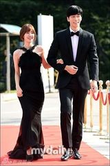 组图：胡歌亮相韩国颁奖礼 大胡子梳背头难认出