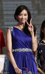 组图：林志玲露肩裙捞金 托腮抿嘴卖萌停不下来